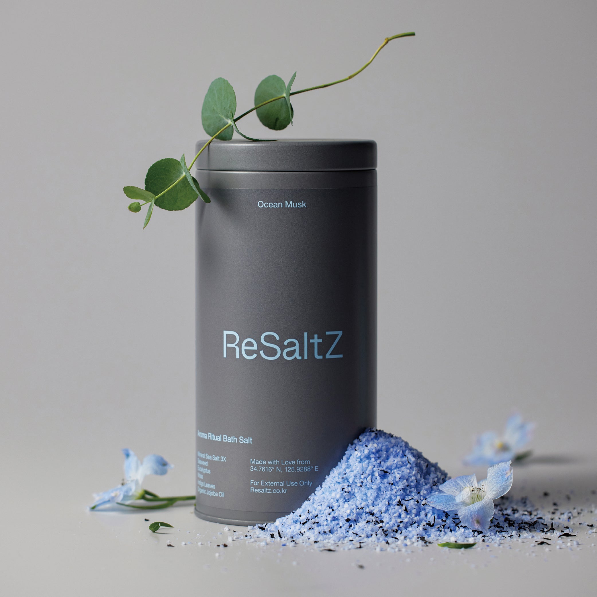 ReSaltZ Aroma Bath Soak in a metal tin case. Bath salts are piled up like a small mound at the bottom right, with an ocean musk scent